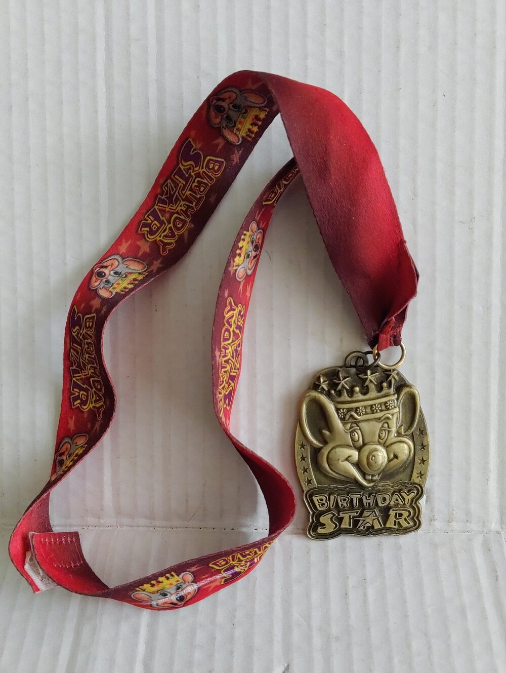 Chuck E Cheese Vintage Birthday Star Medal Medallion Red Lanyard